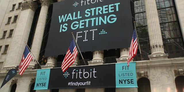 Akıllı saat pazarının lideri Fitbit, Pebble'i satın aldı.